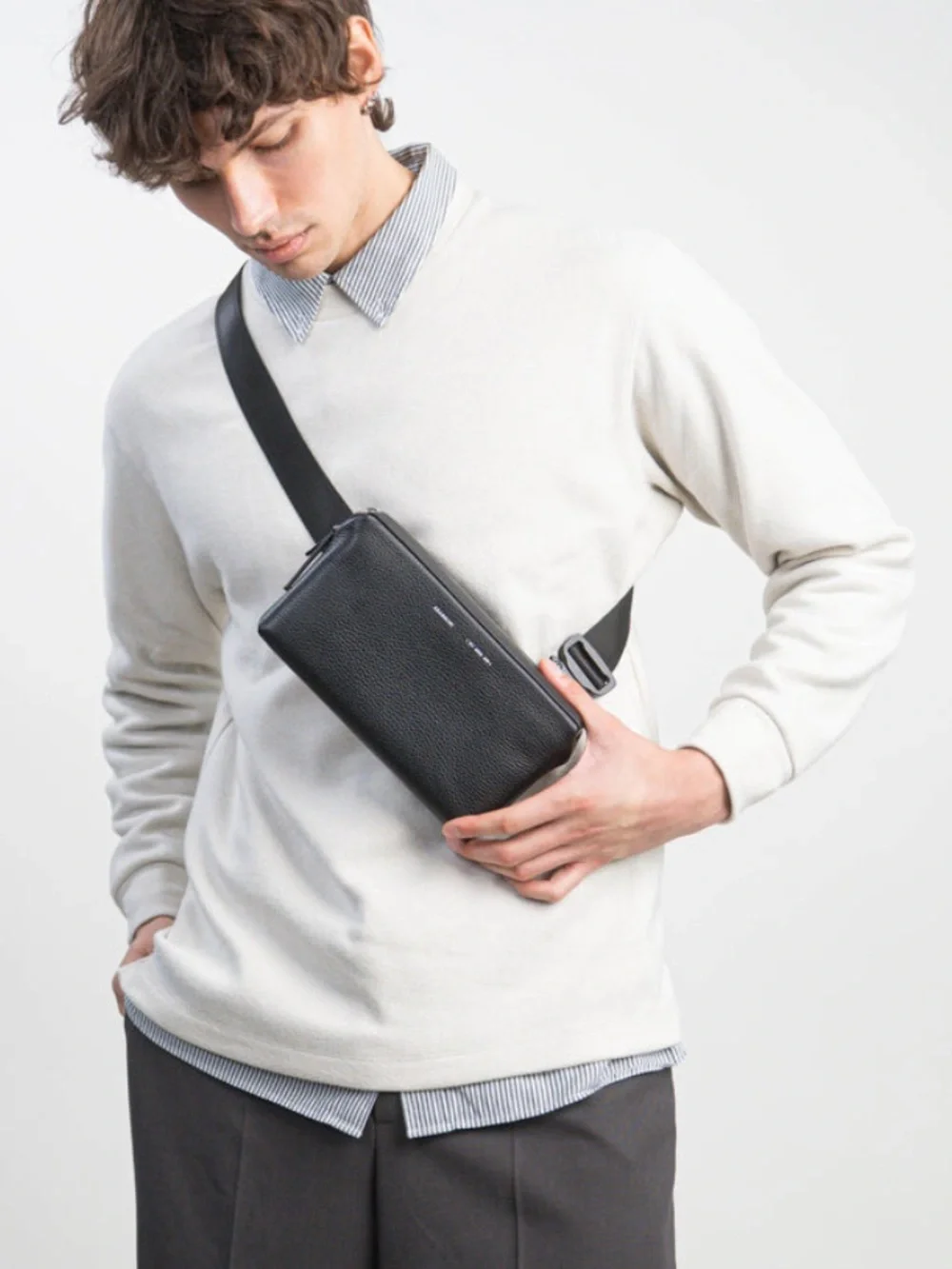 GRAMS(28) 157 Essential Everyday Sling Lightweight ITALIAN Leather Black Bag